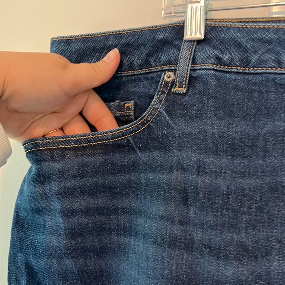 Old Navy Curvy High-Waisted Button-Fly OG Straight Cut-Off Ankle Jeans - Picture 7 of 16